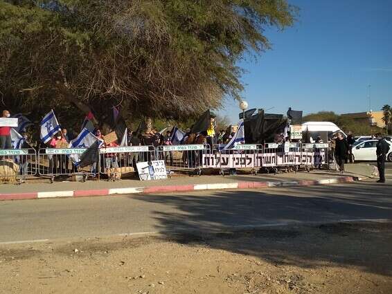 מפגינים מול הקבר של בן גוריון במדרשת בן גוריון // צילום: ורד צין